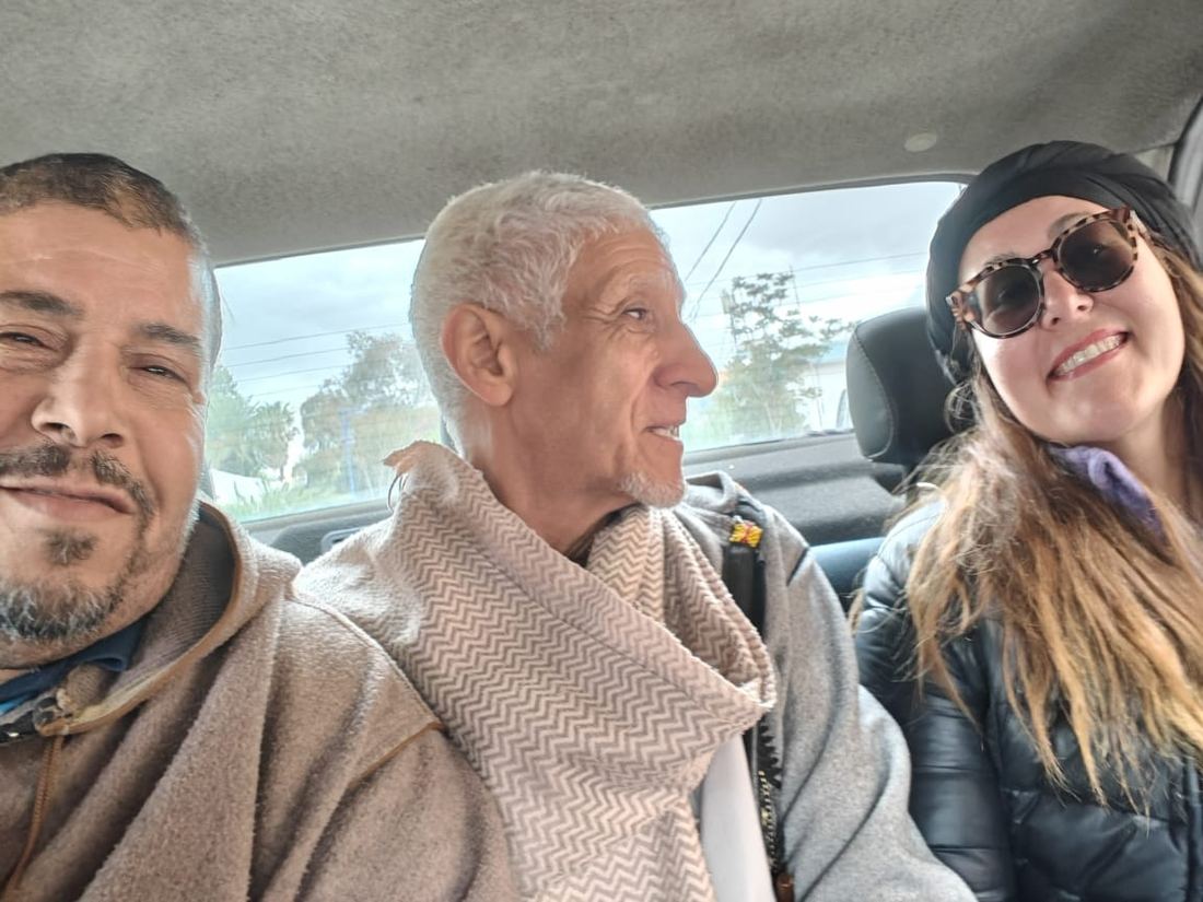 Un viaggiatore e due guide locali stretti in un selfie in auto