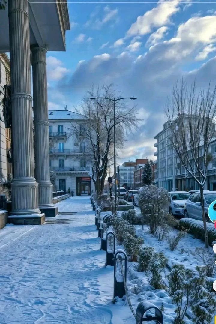 A winter street scene in Sétif, Algeria, where the high plateaus see genuine cold and snow