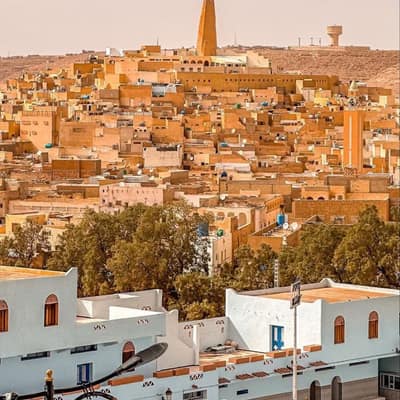 Ghardaïa climbing its hill to the pyramid minaret of the mosque